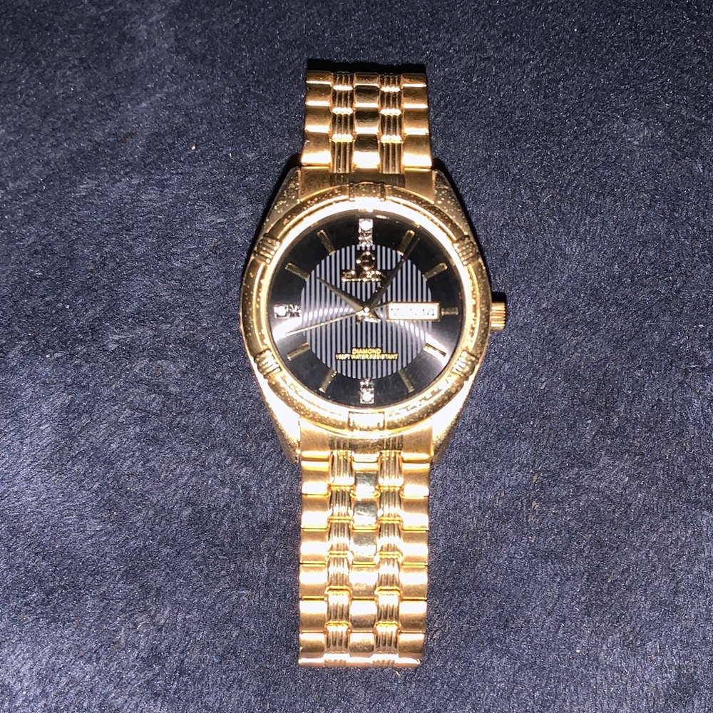 ⌚️ Elegant Gold and Black Men's Watch